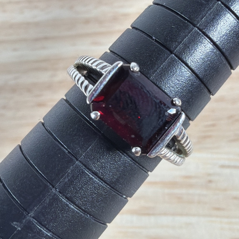 925 Sterling Silver NVC Deep Red Garnet GEMSTONE Ring Twisted Shank Size 8